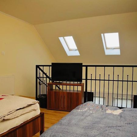 Viktor Vendeghaz Es Apartmanhaz Baktaloranthaza Exteriér fotografie