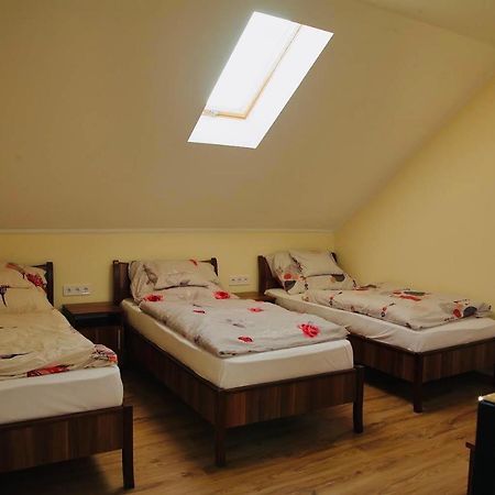 Viktor Vendeghaz Es Apartmanhaz Baktaloranthaza Exteriér fotografie