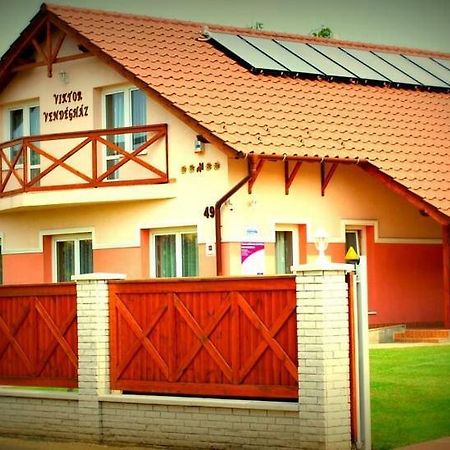 Viktor Vendeghaz Es Apartmanhaz Baktaloranthaza Exteriér fotografie