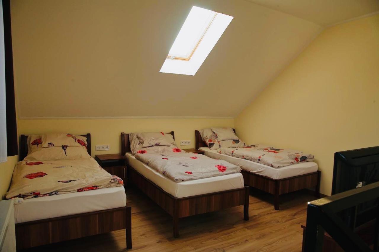 Viktor Vendeghaz Es Apartmanhaz Baktaloranthaza Exteriér fotografie