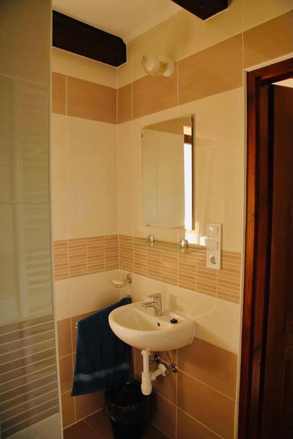 Viktor Vendeghaz Es Apartmanhaz Baktaloranthaza Exteriér fotografie