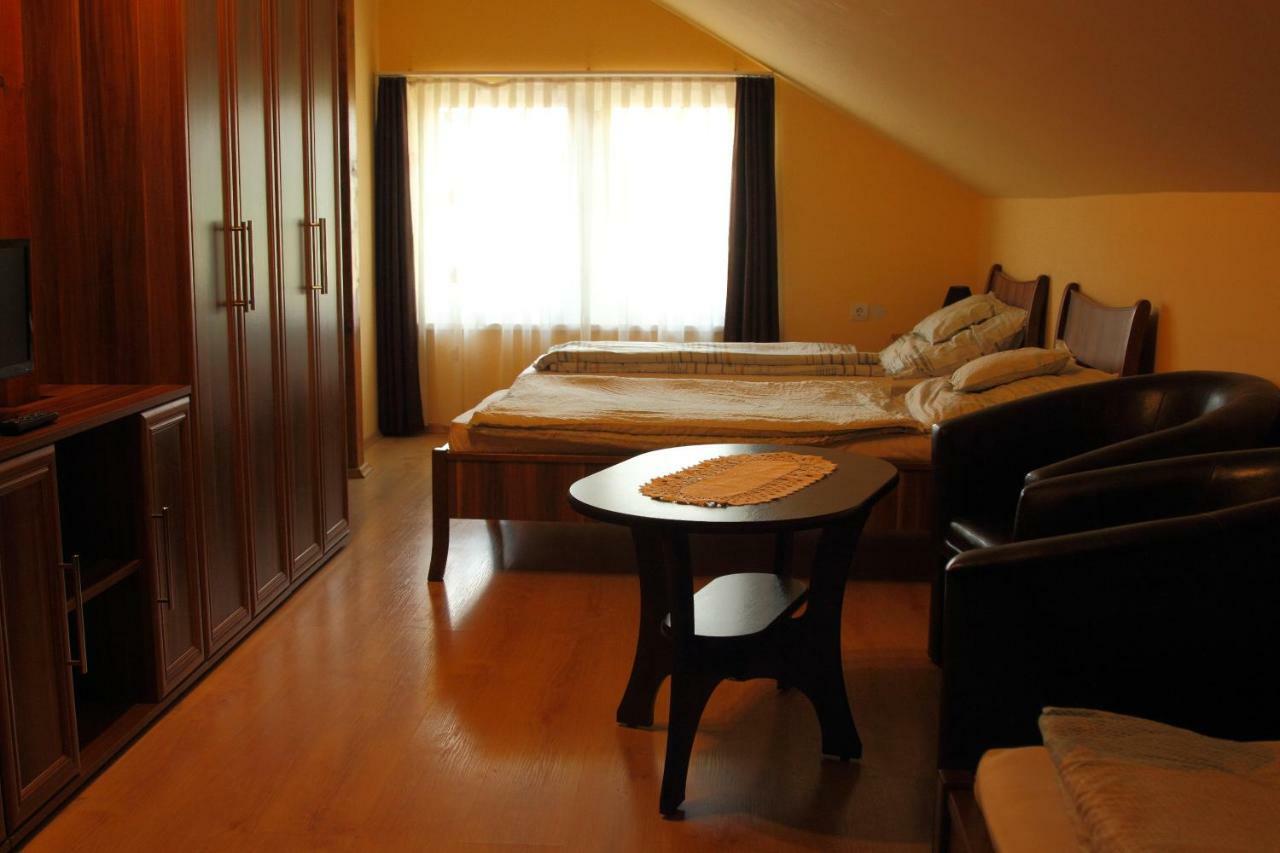 Viktor Vendeghaz Es Apartmanhaz Baktaloranthaza Exteriér fotografie