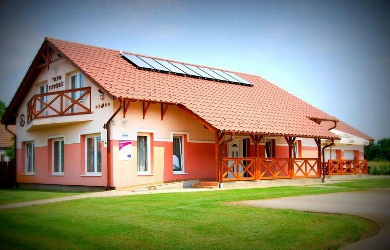 Viktor Vendeghaz Es Apartmanhaz Baktaloranthaza Exteriér fotografie