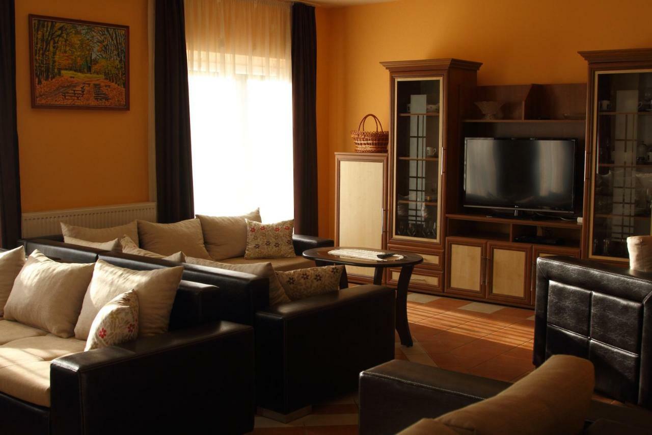 Viktor Vendeghaz Es Apartmanhaz Baktaloranthaza Exteriér fotografie